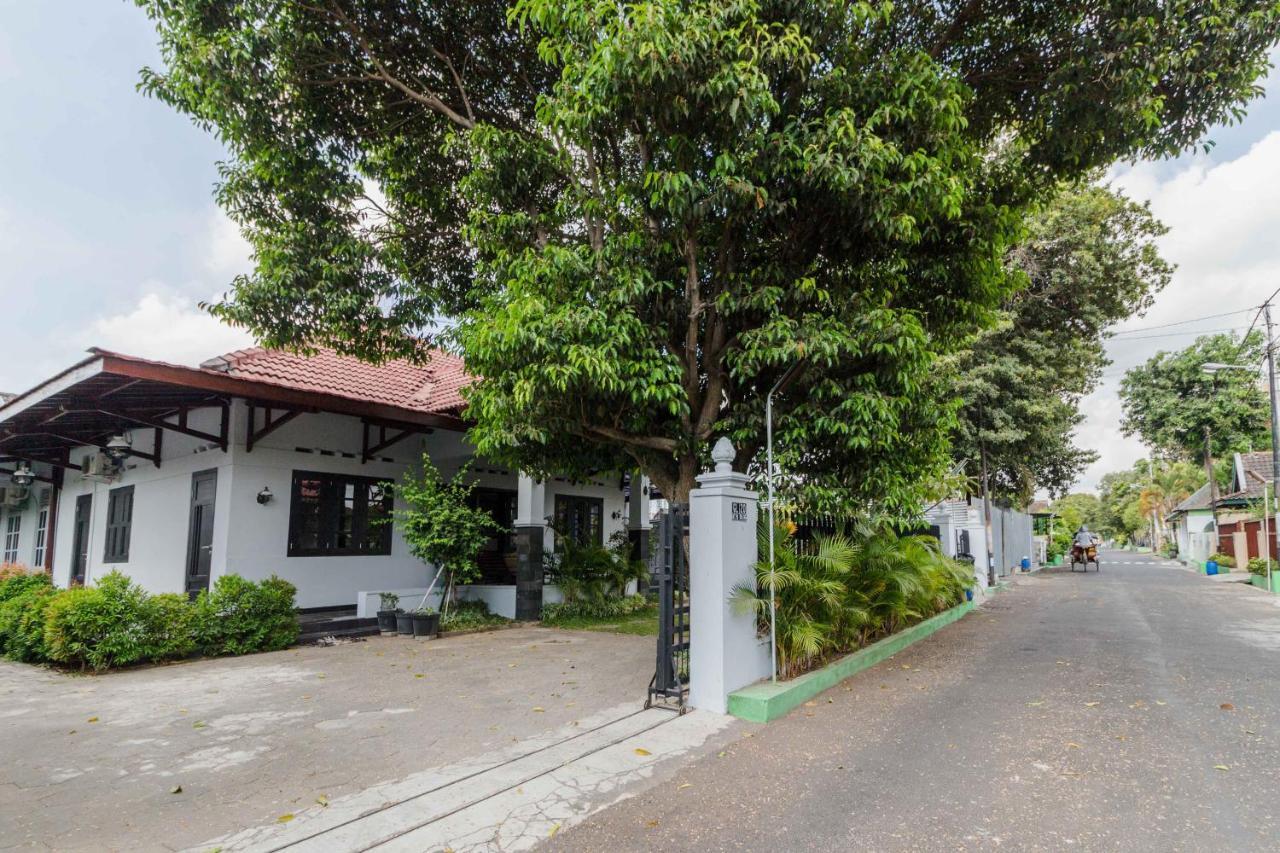Ndalem Sarengat Apartment Yogyakarta Exterior photo