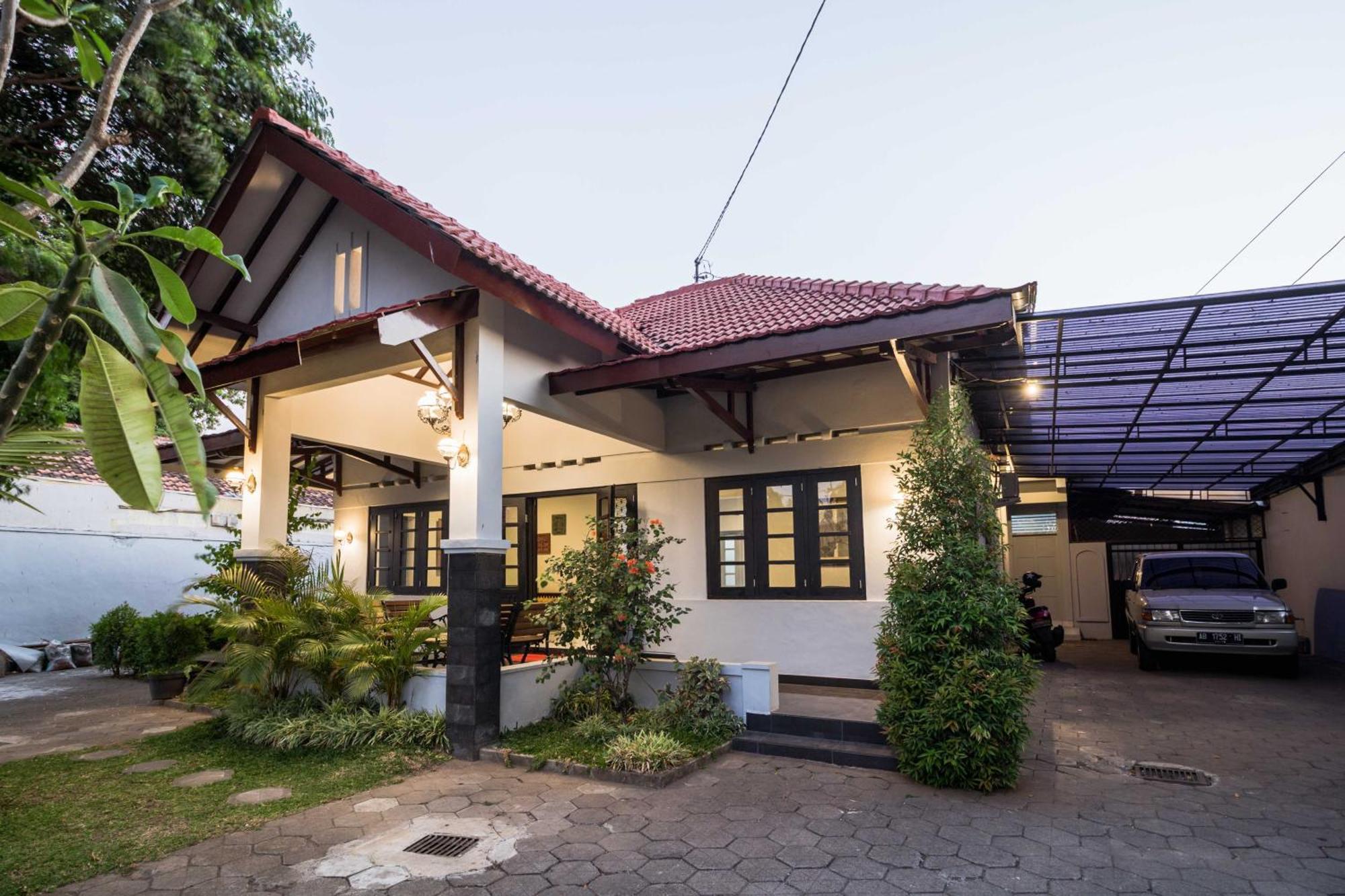 Ndalem Sarengat Apartment Yogyakarta Exterior photo